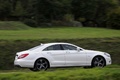 Mercedes CLS 500 blanc 3/4 arrière droit filé