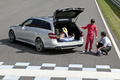 Mercedes E63 AMG Estate gris 3/4 arrière gauche + kart