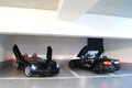 Mercedes McLaren SLR Stirling Moss noir 3/4 avant droit & SLR 722s Roadster noir 3/4 arrière gauche portes ouvertes