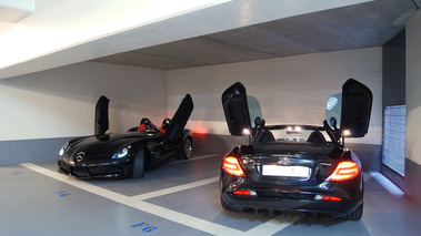 Mercedes McLaren SLR Stirling Moss noir 3/4 avant gauche & SLR 722s Roadster noir face arrière portes ouvertes