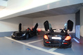 Mercedes McLaren SLR Stirling Moss noir 3/4 avant gauche & SLR 722s Roadster noir face arrière portes ouvertes