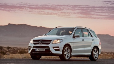 Mercedes ML 2012 blanc 3/4 avant