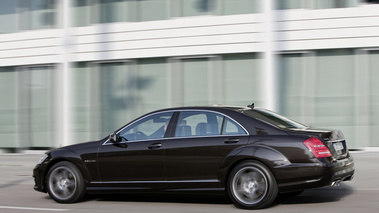 Mercedes S63 AMG - marron - 3/4 arrière gauche