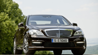 Mercedes S63 AMG - marron - 3/4 avant droit