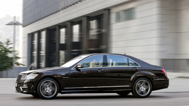 Mercedes S63 AMG - marron - profil dynamique