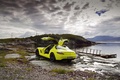 Mercedes SLS AMG E-Cell jaune 3/4 arrière gauche portes ouvertes penché
