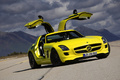 Mercedes SLS AMG E-Cell jaune 3/4 avant droit portes ouvertes penché