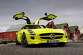 Mercedes SLS AMG E-Cell jaune 3/4 avant droit portes ouvertes