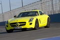 Mercedes SLS AMG E-Cell jaune 3/4 avant gauche penché