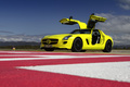 Mercedes SLS AMG E-Cell jaune 3/4 avant gauche portes ouvertes penché 2