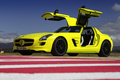 Mercedes SLS AMG E-Cell jaune 3/4 avant gauche portes ouvertes penché