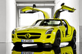 Mercedes SLS AMG E-Cell jaune 3/4 avant gauche portes ouvertes