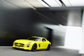 Mercedes SLS AMG E-Cell jaune 3/4 avant gauche travelling penché