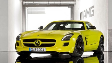 Mercedes SLS AMG E-Cell - jaune - 3/4 avant gauche