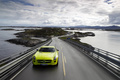 Mercedes SLS AMG E-Cell jaune face avant travelling vue de haut