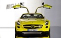 Mercedes SLS AMG E-Cell - jaune - face, portes ouvertes