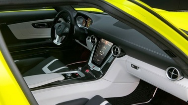 Mercedes SLS AMG E-Cell - jaune - habitacle