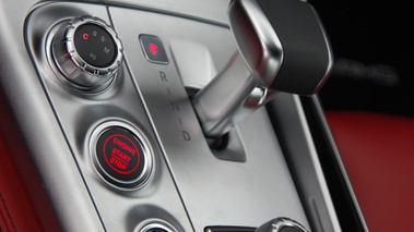 Mercedes SLS AMG gris console centrale debout