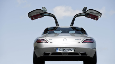 Mercedes SLS AMG gris face arrière portes ouvertes