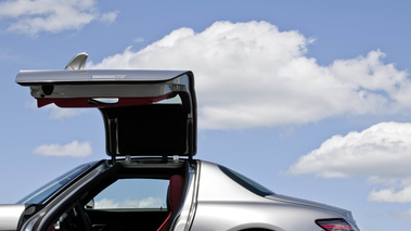 Mercedes SLS AMG gris profil coupé portes ouvertes