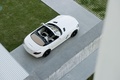 Mercedes SLS AMG roadster - blanc - 3/4 arrière droit, supérieur