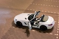 Mercedes SLS AMG Roadster blanc 3/4 arrière portes ouvertes gauche vue de haut