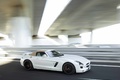 Mercedes SLS AMG Roadster blanc 3/4 avant droit capoté travelling
