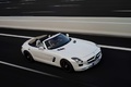 Mercedes SLS AMG Roadster blanc 3/4 avant droit travelling penché vue de haut
