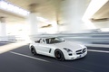 Mercedes SLS AMG Roadster blanc 3/4 avant droit travelling penché