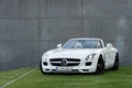 Mercedes SLS AMG Roadster blanc 3/4 avant gauche