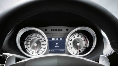 Mercedes SLS AMG Roadster blanc compteurs