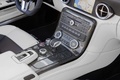 Mercedes SLS AMG Roadster blanc console centrale 2