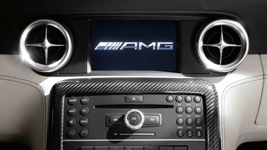 Mercedes SLS AMG Roadster blanc console centrale 3