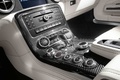 Mercedes SLS AMG Roadster blanc console centrale