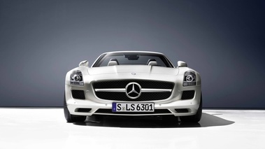 Mercedes SLS AMG Roadster blanc face avant