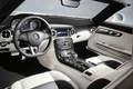 Mercedes SLS AMG Roadster blanc intérieur