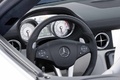 Mercedes SLS AMG Roadster blanc volant 2