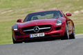 Mercedes SLS AMG rouge face avant penché