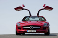 Mercedes SLS AMG rouge face avant portes ouvertes