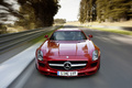 Mercedes SLS AMG rouge face avant travelling 2