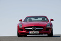Mercedes SLS AMG rouge face avant