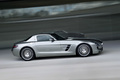 Mercedes SLS AMG rouge profil travelling penché