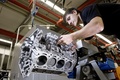Mercedes SLS - proto camouflé - moteur à l'usine