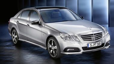 MercedesSport E sedan - gris clair - 3/4 avant droit