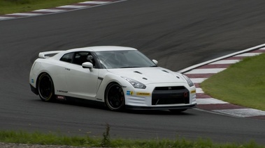 Nissan GT-R 2011 - 3/4 avant droit, sur le ring