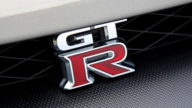 Nissan GTR anthracite logo calandre