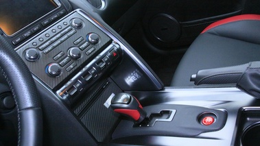 Nissan GTR noir console centrale
