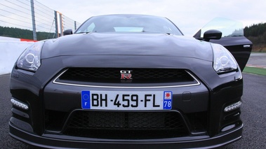 Nissan GTR noir face avant