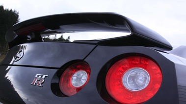 Nissan GTR noir feux arrières