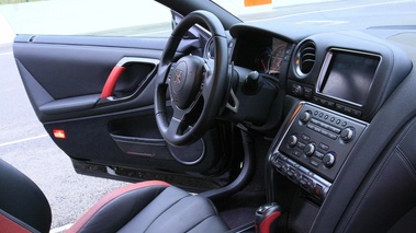 Nissan GTR noir intérieur